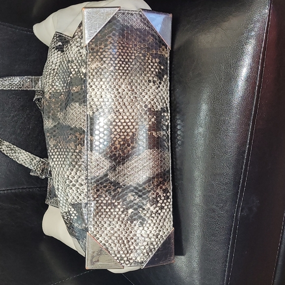 ❤Simply Vera Wang Large Faux Snakeskin Tote Purse❤ - Picture 14 of 16